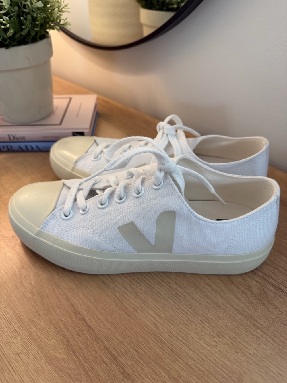 Veja wata li low  Canvas Low-Top Sneakers in White/beige